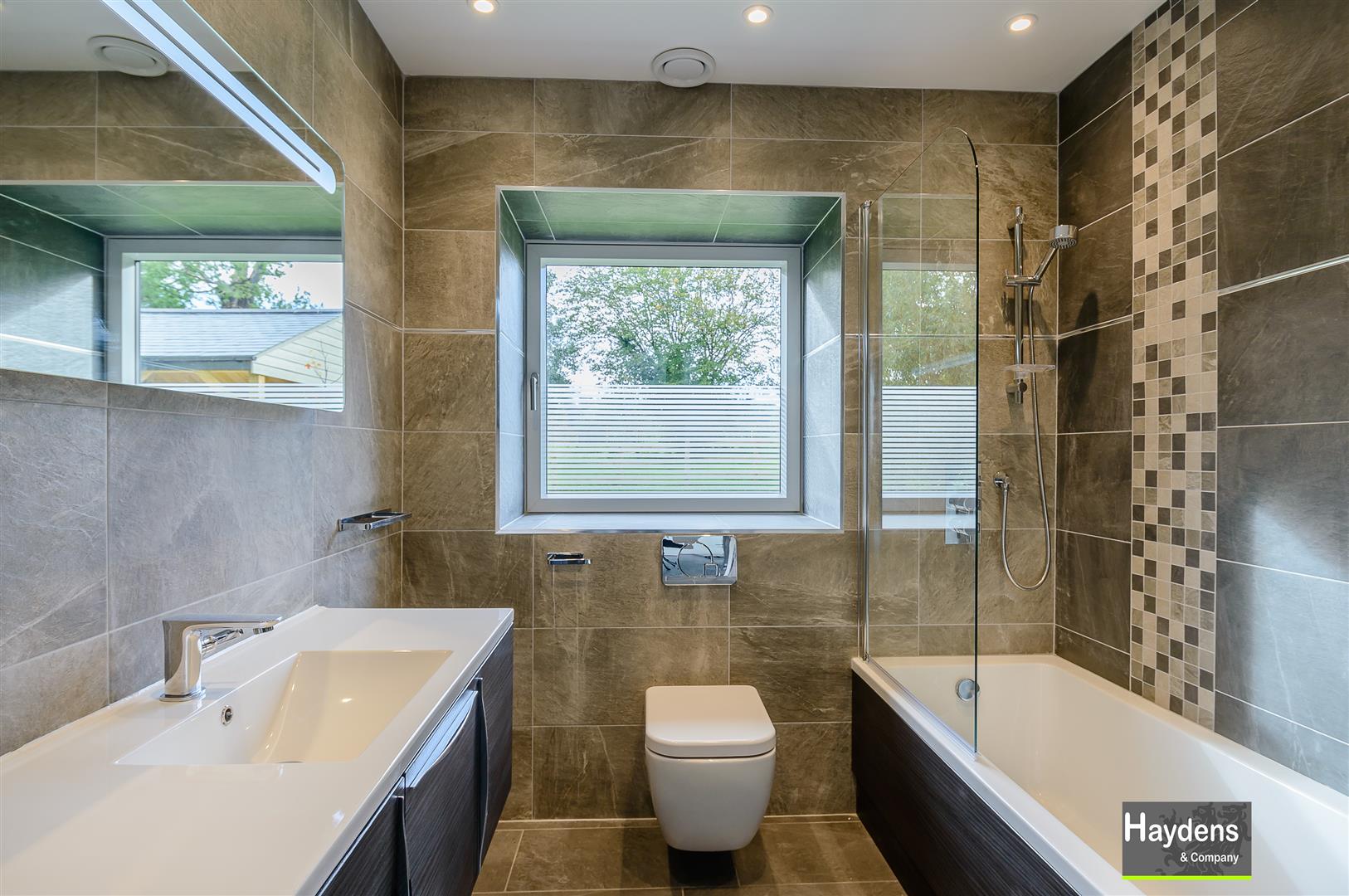 5 Bedrooms, House - Semi-Detached